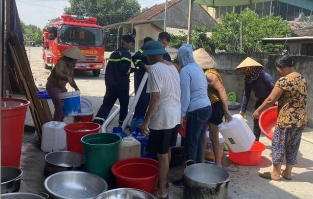 Hồ cạn, Hà Tình điều xe chữa cháy tiếp tế nước sạch cho dân - Hình 2 Ho can, Ha Tinh dieu xe chua chay tiep te nuoc sach cho dan-Hinh-2