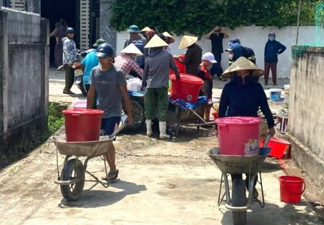 Hồ cạn, Hà Tình điều xe chữa cháy tiếp tế nước sạch cho dân - Hình 3 Ho can, Ha Tinh dieu xe chua chay tiep te nuoc sach cho dan-Hinh-3
