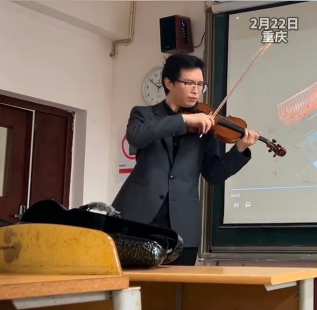 Clip hay Douyin: Nghệ sĩ vĩ cầm hay thầy giáo dạy nhạc Clip hay Douyin: Nghe si vi cam hay thay giao day nhac