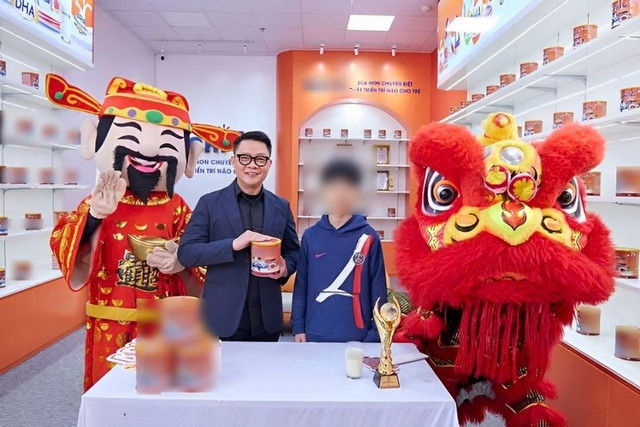 BTV Quang Minh, Vân Hugo, NSND Hồng Vân bị réo tên quảng cáo sữa - Hình 6 BTV Quang Minh, Van Hugo, NSND Hong Van bi reo ten quang cao sua-Hinh-6