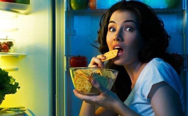 Những tác hại nguy hiểm của việc ăn tối quá muộn Nhung tac hai nguy hiem cua viec an toi qua muon
