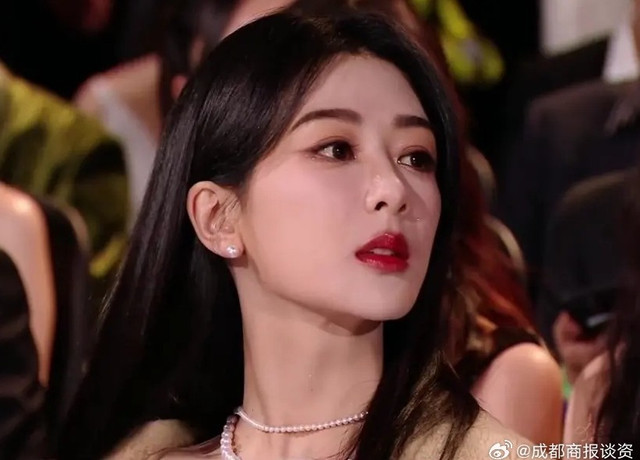 Địch Lệ Nhiệt Ba trông già hơn tuổi thật - Hình 9 Dich Le Nhiet Ba trong gia hon tuoi that-Hinh-9