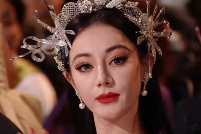 Địch Lệ Nhiệt Ba trông già hơn tuổi thật - Hình 10 Dich Le Nhiet Ba trong gia hon tuoi that-Hinh-10
