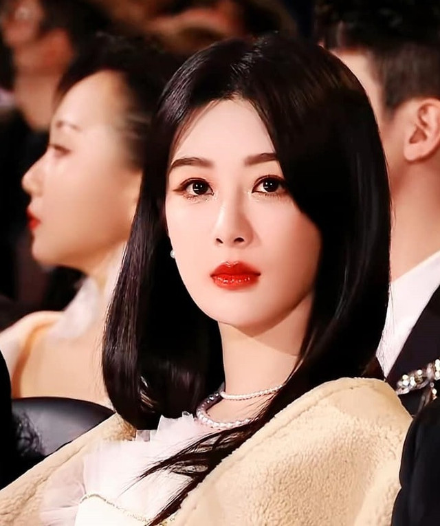 Địch Lệ Nhiệt Ba trông già hơn tuổi thật - Hình 4 Dich Le Nhiet Ba trong gia hon tuoi that-Hinh-4