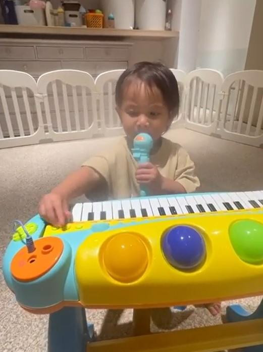 Bất ngờ ái nữ Hồ Ngọc Hà chưa đầy 2 tuổi đã cầm mic hát hay - Hình 2 Bat ngo ai nu Ho Ngoc Ha chua day 2 tuoi da cam mic hat hay-Hinh-2