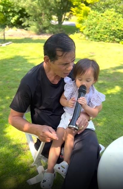 Bất ngờ ái nữ Hồ Ngọc Hà chưa đầy 2 tuổi đã cầm mic hát hay - Hình 3 Bat ngo ai nu Ho Ngoc Ha chua day 2 tuoi da cam mic hat hay-Hinh-3