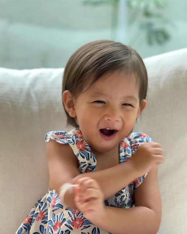 Bất ngờ ái nữ Hồ Ngọc Hà chưa đầy 2 tuổi đã cầm mic hát hay - Hình 5 Bat ngo ai nu Ho Ngoc Ha chua day 2 tuoi da cam mic hat hay-Hinh-5