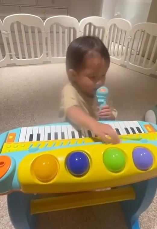 Bất ngờ ái nữ Hồ Ngọc Hà chưa đầy 2 tuổi đã cầm mic hát hay Bat ngo ai nu Ho Ngoc Ha chua day 2 tuoi da cam mic hat hay