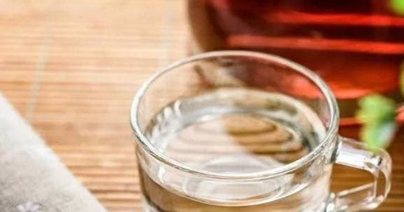 Hai thời điểm trong ngày không nên uống nước Hai thoi diem trong ngay khong nen uong nuoc