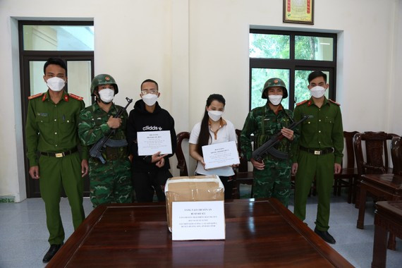 Bắt giữ đôi nam nữ vận chuyển 60.000 viên ma túy Bat giu doi nam nu van chuyen 60.000 vien ma tuy
