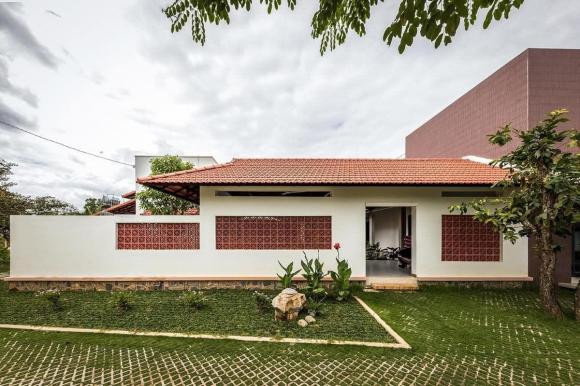 Nhà mái ngói hiện đại có sân vườn và hồ cá - Hình 6 Nha mai ngoi hien dai co san vuon va ho ca-Hinh-6