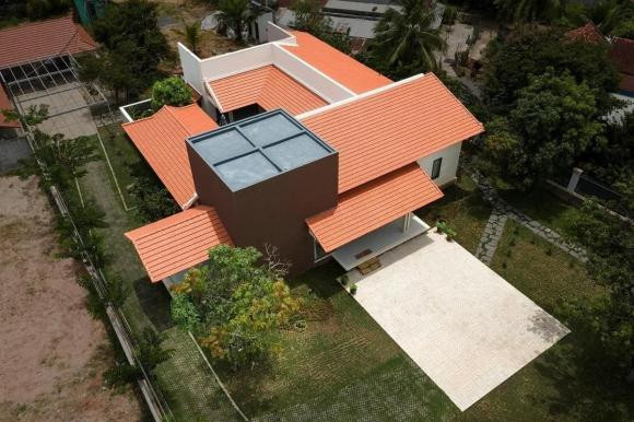 Nhà mái ngói hiện đại có sân vườn và hồ cá - Hình 9 Nha mai ngoi hien dai co san vuon va ho ca-Hinh-9