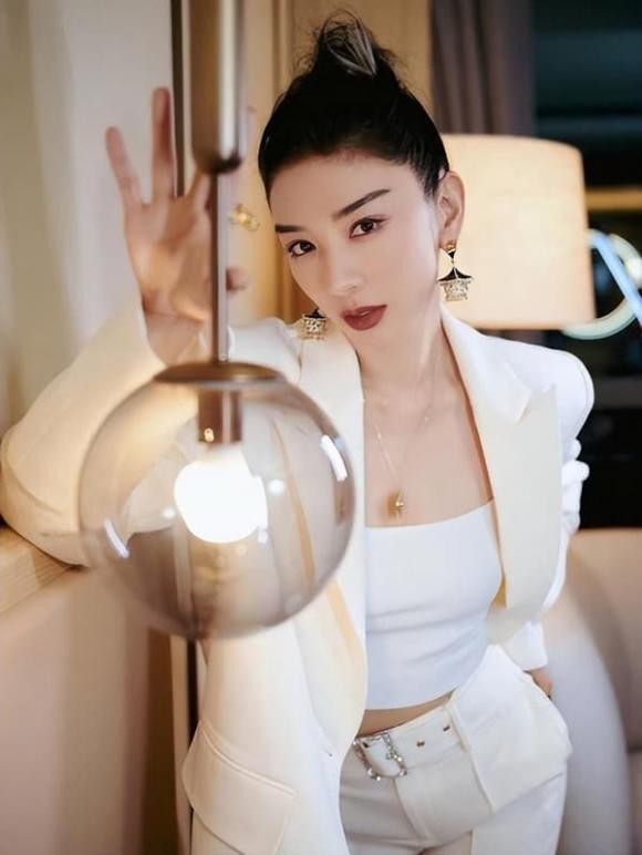 "Điểm mặt" sao nữ Cbiz bị bắt gặp ngoại tình, có người bị chồng đánh - Hình 2