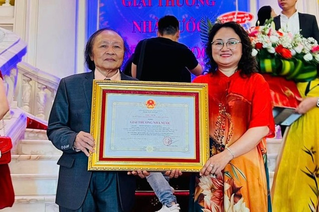 Tác giả vui mừng nhận tiền Giải thưởng Hồ Chí Minh, Giải thưởng Nhà nước Tac gia vui mung nhan tien Giai thuong Ho Chi Minh, Giai thuong Nha nuoc