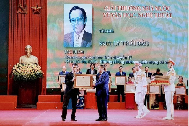 Tác giả vui mừng nhận tiền Giải thưởng Hồ Chí Minh, Giải thưởng Nhà nước - Hình 2 Tac gia vui mung nhan tien Giai thuong Ho Chi Minh, Giai thuong Nha nuoc-Hinh-2
