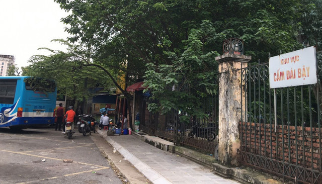 Đỏ mặt…vì nội dung những biển cấm quanh công viên Thống Nhất - Hình 2 Do mat…vi noi dung nhung bien cam quanh cong vien Thong Nhat-Hinh-2