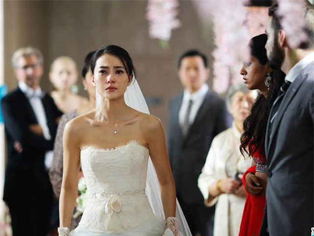 Chồng bóc tôm cho tôi ăn giữa đám cưới, mẹ chồng liền bĩu môi chê Chong boc tom cho toi an giua dam cuoi, me chong lien biu moi che