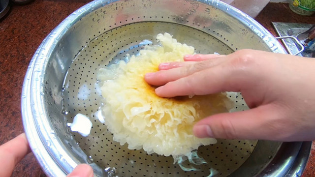 Nấm tuyết ăn cực kỳ ngon bổ cho mùa Vu lan, nhưng chớ dại ăn sống rồi lại đổ tại tháng cô hồn - Hình 2 Nam tuyet an cuc ky ngon bo cho mua Vu lan, nhung cho dai an song roi lai do tai thang co hon-Hinh-2