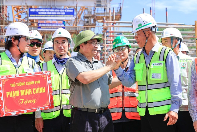 Thủ tướng kiểm tra hiện trường, đôn đốc 2 công trình điện trọng điểm - Hình 8 Thu tuong kiem tra hien truong, don doc 2 cong trinh dien trong diem-Hinh-8