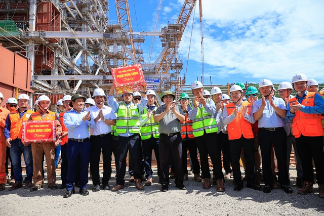 Thủ tướng kiểm tra hiện trường, đôn đốc 2 công trình điện trọng điểm - Hình 9 Thu tuong kiem tra hien truong, don doc 2 cong trinh dien trong diem-Hinh-9