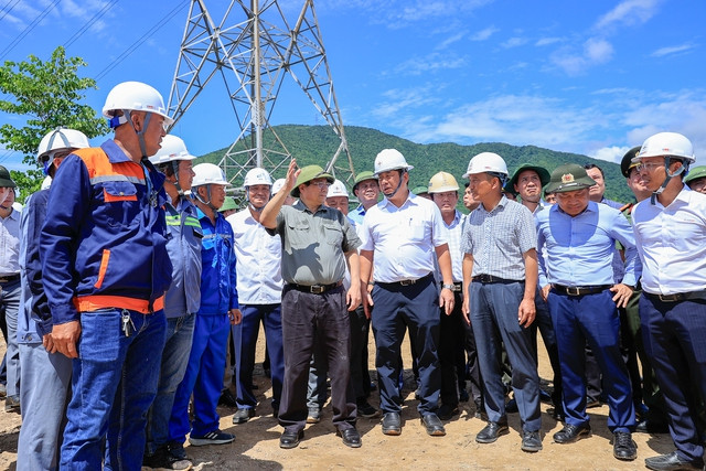 Thủ tướng kiểm tra hiện trường, đôn đốc 2 công trình điện trọng điểm Thu tuong kiem tra hien truong, don doc 2 cong trinh dien trong diem