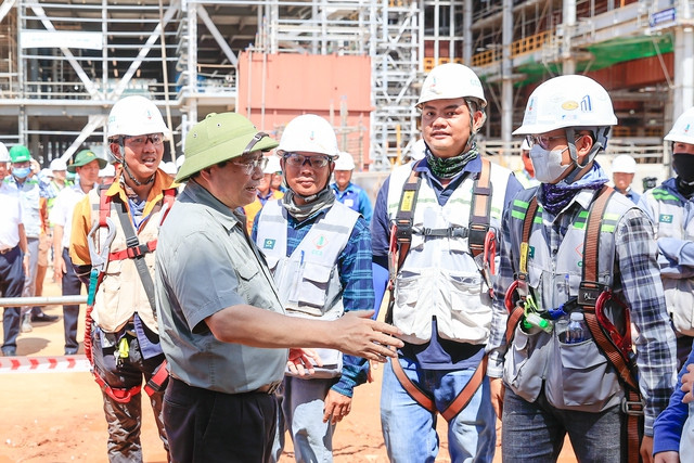 Thủ tướng kiểm tra hiện trường, đôn đốc 2 công trình điện trọng điểm - Hình 7 Thu tuong kiem tra hien truong, don doc 2 cong trinh dien trong diem-Hinh-7