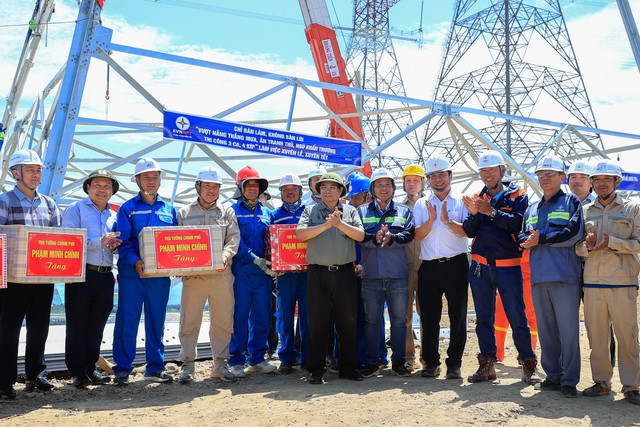 Thủ tướng kiểm tra hiện trường, đôn đốc 2 công trình điện trọng điểm - Hình 4 Thu tuong kiem tra hien truong, don doc 2 cong trinh dien trong diem-Hinh-4