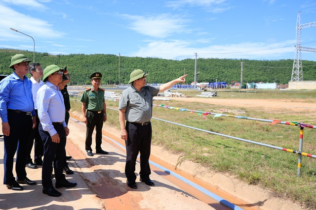 Thủ tướng kiểm tra hiện trường, đôn đốc 2 công trình điện trọng điểm - Hình 6 Thu tuong kiem tra hien truong, don doc 2 cong trinh dien trong diem-Hinh-6