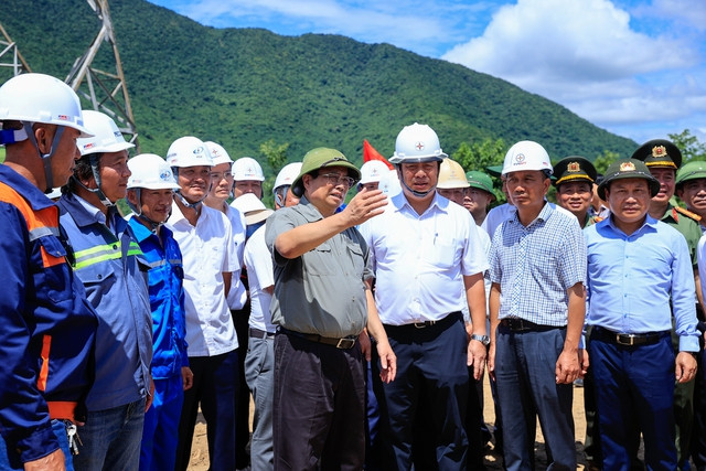 Thủ tướng kiểm tra hiện trường, đôn đốc 2 công trình điện trọng điểm - Hình 2 Thu tuong kiem tra hien truong, don doc 2 cong trinh dien trong diem-Hinh-2