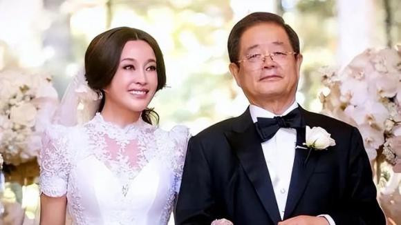 Lưu Hiểu Khánh trông như hình nộm trong ảnh mới - Hình 13 Luu Hieu Khanh trong nhu hinh nom trong anh moi-Hinh-13