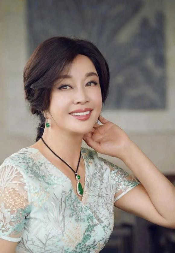 Lưu Hiểu Khánh trông như hình nộm trong ảnh mới - Hình 3 Luu Hieu Khanh trong nhu hinh nom trong anh moi-Hinh-3