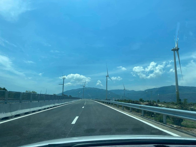 Bà mẹ lái xe 2.240 km đưa con trai du lịch xuyên Việt - Hình 4 Ba me lai xe 2.240 km dua con trai du lich xuyen Viet-Hinh-4