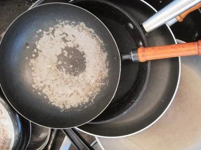 Chảo chống dính bị bong tróc, có nên dùng tiếp? Chao chong dinh bi bong troc, co nen dung tiep?