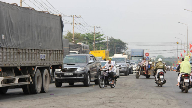 Dân ùn ùn về quê đón Tết, QL1 qua Đồng Nai ùn tắc - Hình 3 Dan un un ve que don Tet, QL1 qua Dong Nai un tac-Hinh-3