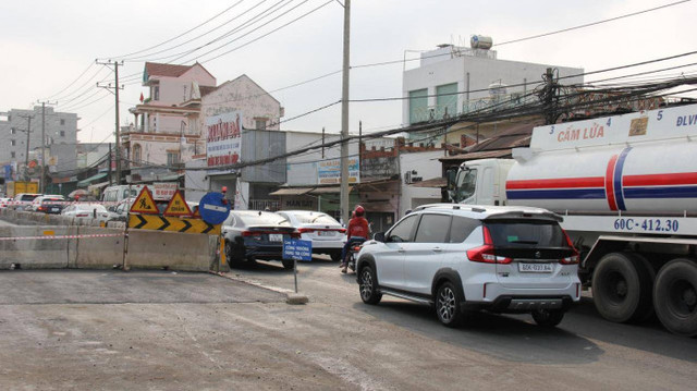 Dân ùn ùn về quê đón Tết, QL1 qua Đồng Nai ùn tắc - Hình 9 Dan un un ve que don Tet, QL1 qua Dong Nai un tac-Hinh-9