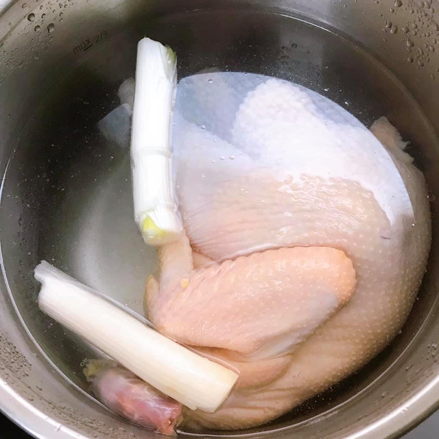 Luộc gà da vàng ươm hấp dẫn, chỉ cần dùng thứ nước này - Hình 2 Luoc ga da vang uom hap dan, chi can dung thu nuoc nay-Hinh-2