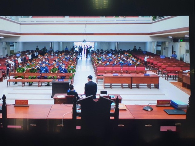 “Đại án” buôn lậu gần 200 triệu lít xăng: Kháng nghị tăng án 28 bị cáo “Dai an” buon lau gan 200 trieu lit xang: Khang nghi tang an 28 bi cao