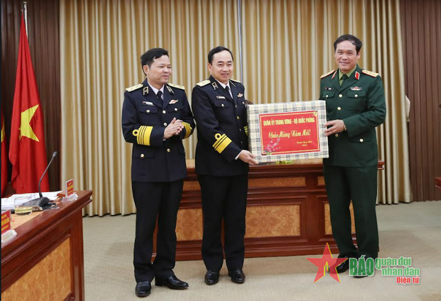 Thường trực Ban Bí thư làm việc và chúc Tết Quân chủng Hải quân - Hình 3 Thuong truc Ban Bi thu lam viec va chuc Tet Quan chung Hai quan-Hinh-3