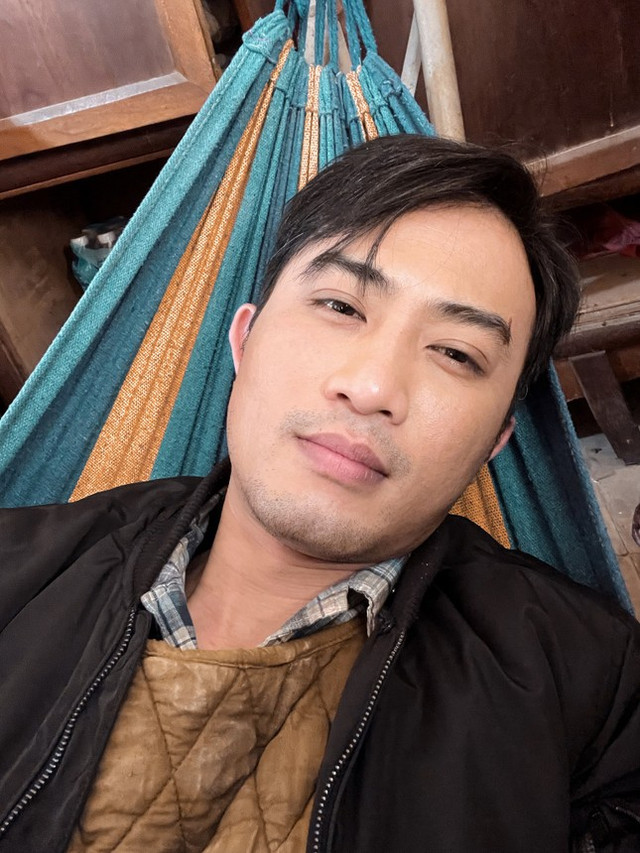 Doãn Quốc Đam bị chấn thương sau cảnh nhảy từ mái nhà xuống đất Doan Quoc Dam bi chan thuong sau canh nhay tu mai nha xuong dat
