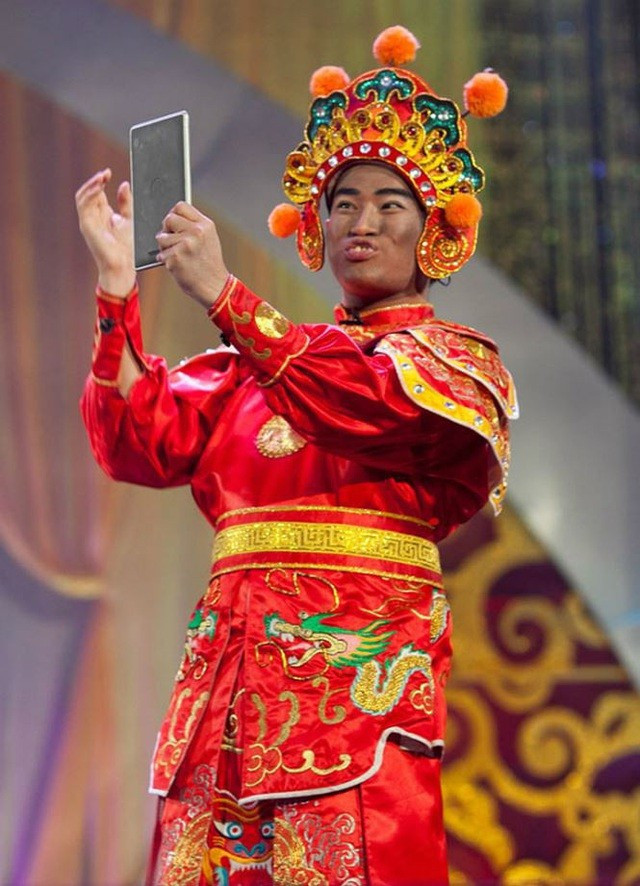 Minh Quân: "Khán giả gửi đồ ăn để các Táo có sức tập luyện" Minh Quan: