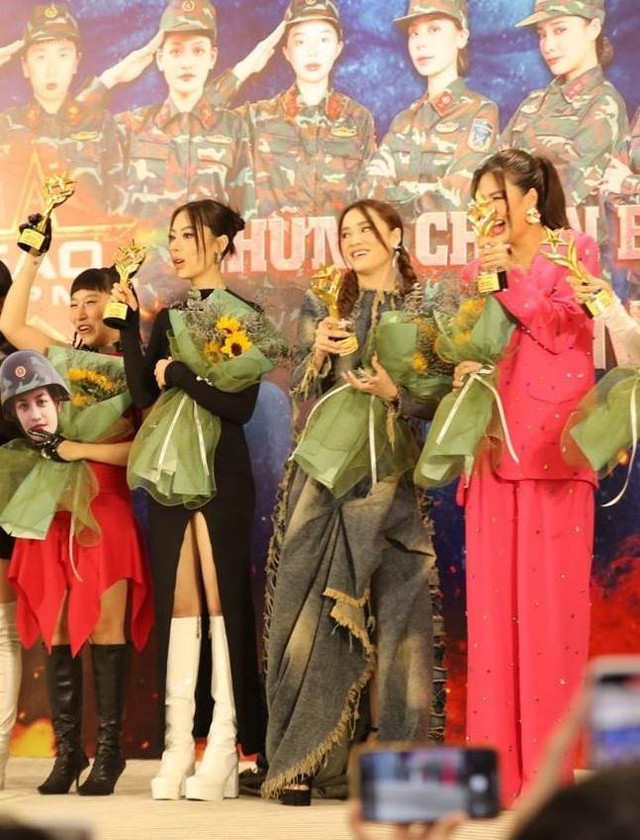 Nhã Phương gây tranh cãi vì mặc váy như đắp mền đi sự kiện - Hình 2 Nha Phuong gay tranh cai vi mac vay nhu dap men di su kien-Hinh-2