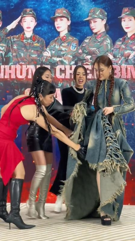 Nhã Phương gây tranh cãi vì mặc váy như đắp mền đi sự kiện - Hình 4 Nha Phuong gay tranh cai vi mac vay nhu dap men di su kien-Hinh-4