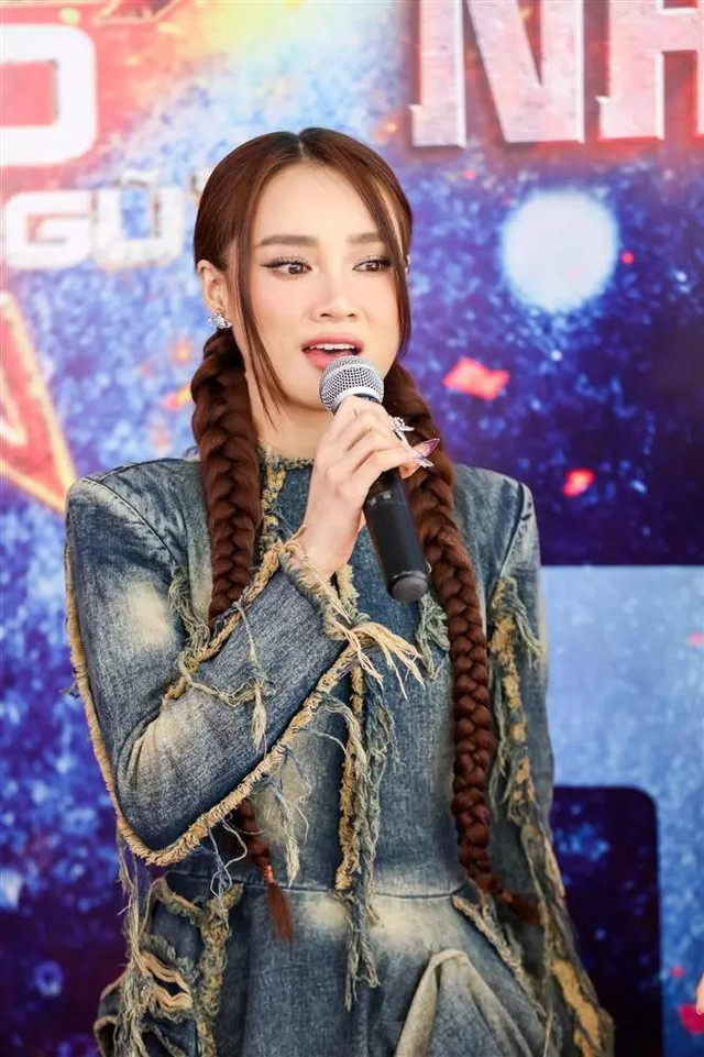 Nhã Phương gây tranh cãi vì mặc váy như đắp mền đi sự kiện Nha Phuong gay tranh cai vi mac vay nhu dap men di su kien