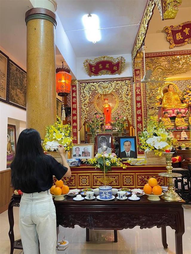 Phương Mỹ Chi cúng 49 ngày cô Út - ca sĩ Phương Quế Như - Hình 3 Phuong My Chi cung 49 ngay co Ut - ca si Phuong Que Nhu-Hinh-3