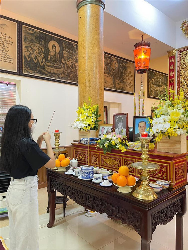 Phương Mỹ Chi cúng 49 ngày cô Út - ca sĩ Phương Quế Như - Hình 2 Phuong My Chi cung 49 ngay co Ut - ca si Phuong Que Nhu-Hinh-2
