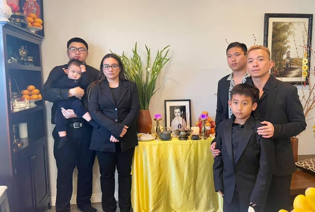 Xót xa con gái Phi Nhung ôm di ảnh mẹ đi du lịch - Hình 3 Xot xa con gai Phi Nhung om di anh me di du lich-Hinh-3