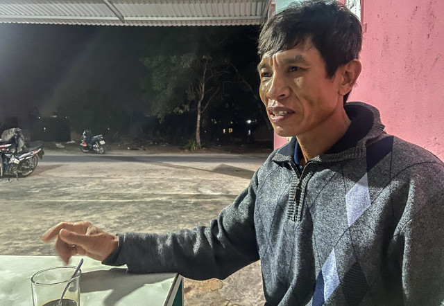 Mắc mùng ngủ chờ làm hồ sơ trước văn phòng đất đai ở Cam Lâm Mac mung ngu cho lam ho so truoc van phong dat dai o Cam Lam