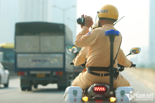 Hàng loạt ô tô đi vào làn khẩn cấp trên Vành đai 3 bị CSGT ghi hình Hang loat o to di vao lan khan cap tren Vanh dai 3 bi CSGT ghi hinh