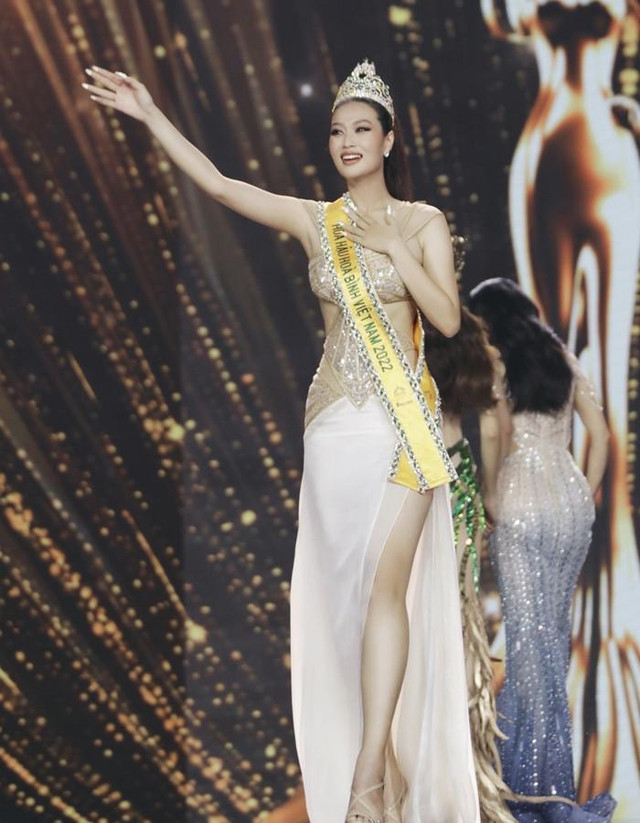 Miss Grand Vietnam Đoàn Thiên Ân toác chân vẫn catwalk đỉnh Miss Grand Vietnam Doan Thien An toac chan van catwalk dinh