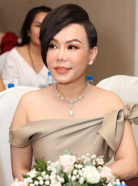 Việt Hương tiết lộ lý do chồng về VN ở hẳn sau 26 năm - Hình 2 Viet Huong tiet lo ly do chong ve VN o han sau 26 nam-Hinh-2